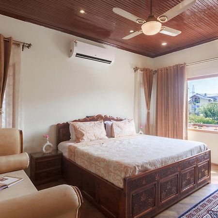 Stayvista At Pinewood Villa - Pet Friendly Villa With Lawn & Pool Table Srīnagar Екстериор снимка
