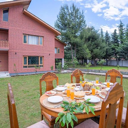 Stayvista At Pinewood Villa - Pet Friendly Villa With Lawn & Pool Table Srīnagar Екстериор снимка