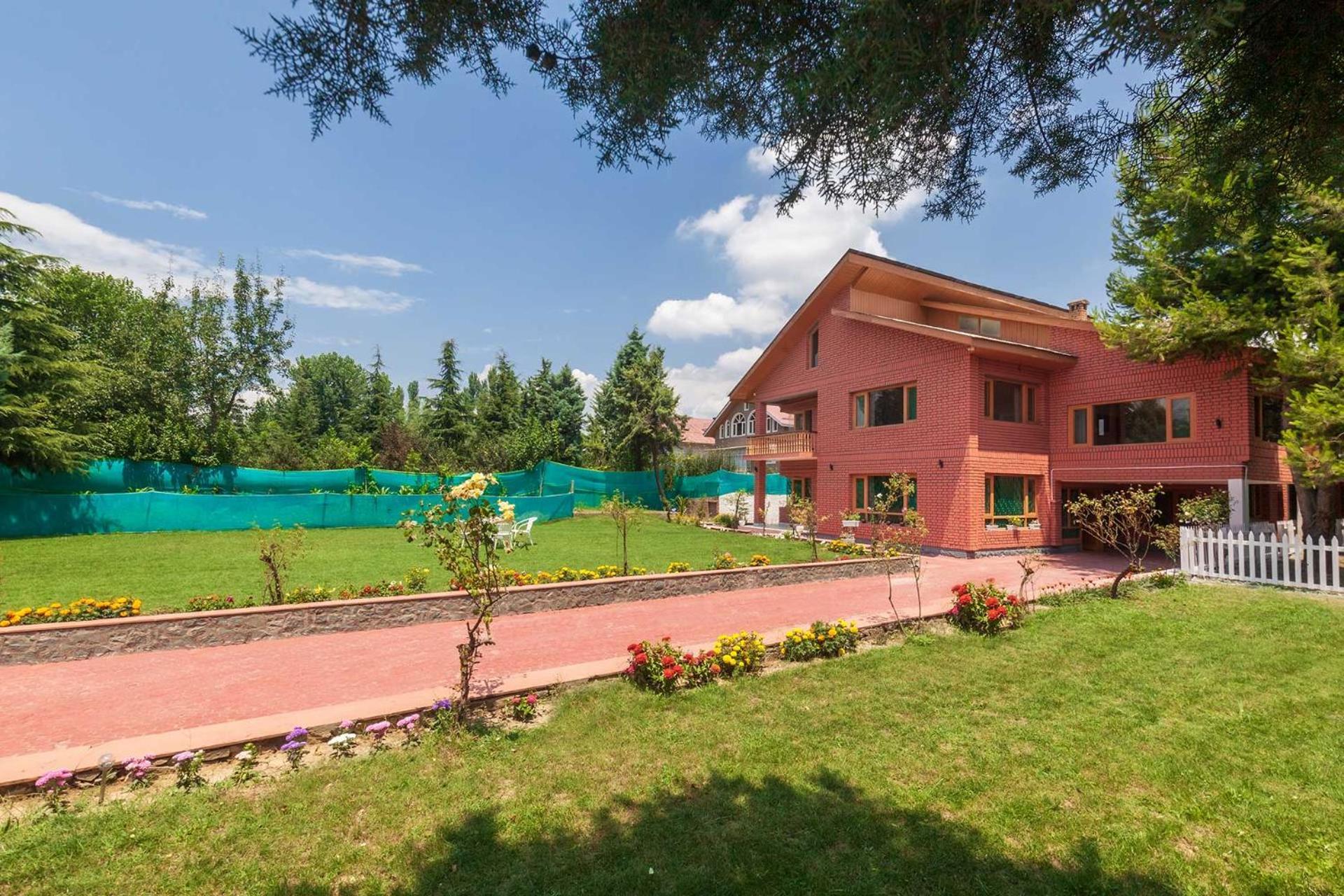 Stayvista At Pinewood Villa - Pet Friendly Villa With Lawn & Pool Table Srīnagar Екстериор снимка