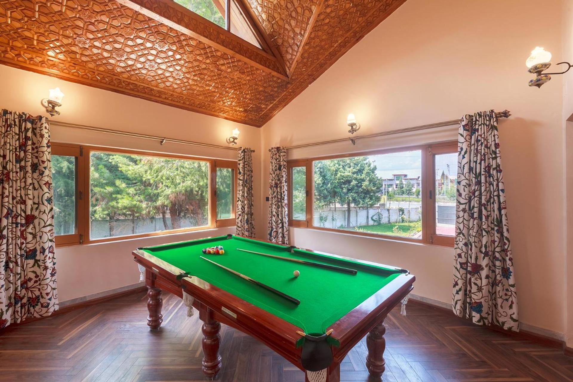 Stayvista At Pinewood Villa - Pet Friendly Villa With Lawn & Pool Table Srīnagar Екстериор снимка