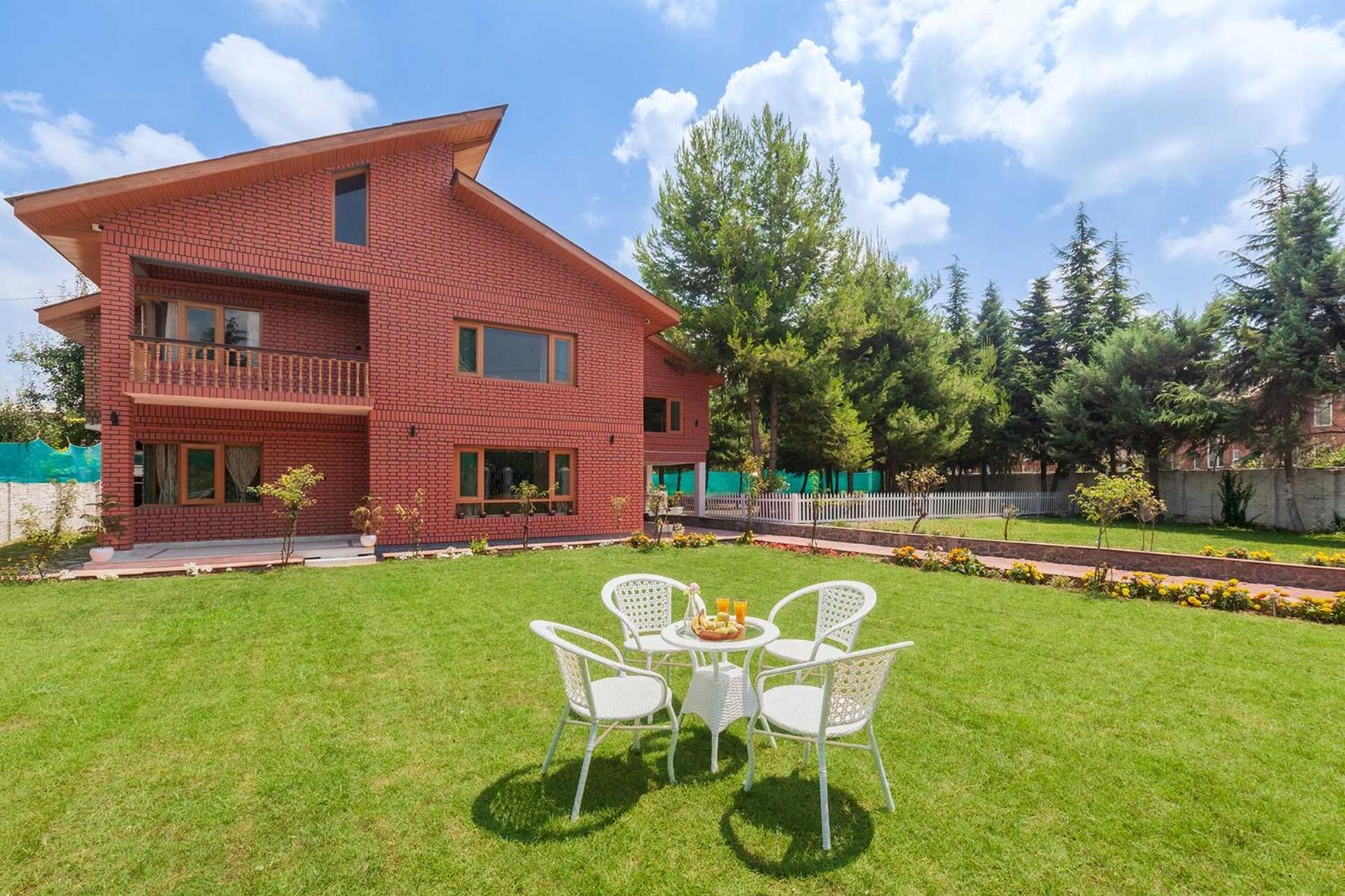 Stayvista At Pinewood Villa - Pet Friendly Villa With Lawn & Pool Table Srīnagar Екстериор снимка