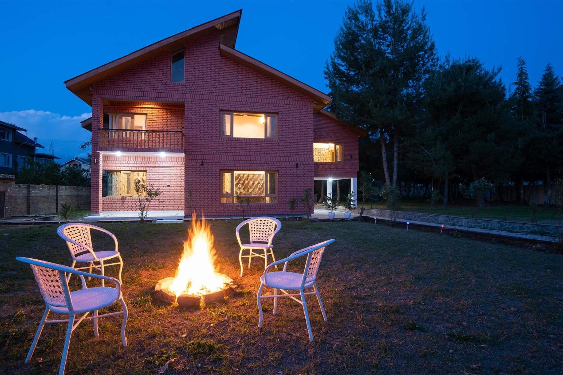 Stayvista At Pinewood Villa - Pet Friendly Villa With Lawn & Pool Table Srīnagar Екстериор снимка