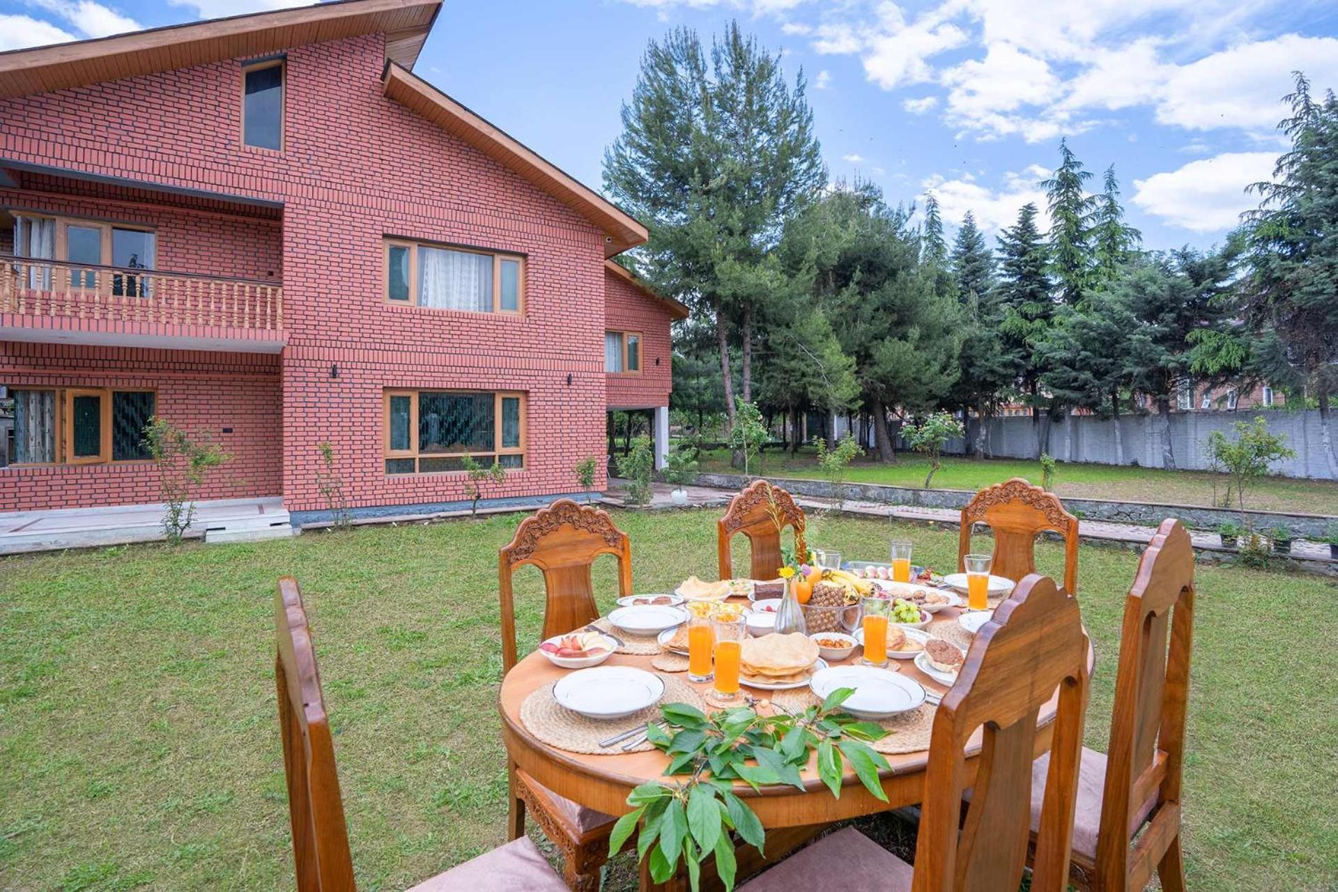 Stayvista At Pinewood Villa - Pet Friendly Villa With Lawn & Pool Table Srīnagar Екстериор снимка